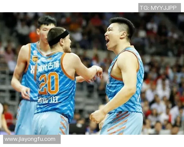 布朗尼带领青年队迎战强敌展现青春风采与竞技精神